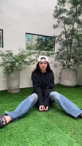 “GIVE KO ITO KAY MIKA LIIT” Ang PBB Celebrity Collab edition Big Winner na si Mika Salamanca, nagbalik-bahay ni Kuya para i-recreate ang kanyang childhood video? Ilang throwback video pa ang mahahalungkat ng netizens, Mika? 🤣 🎥: @mikasalamanca / TikTok