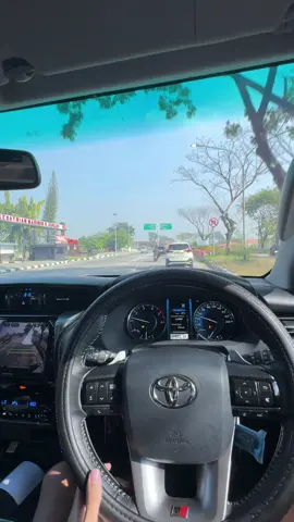 pov : jemput ayang naik fortuner legender biar tmbah syg🤮 #sewa #rental #sewamobil #rentalmobil #sewamobilsurabaya #rentalmobilsurabaya #sewamobilsidoarjo #rentalmobilsidoarjo #sewamobilpremium #sewafortuner #fyp #siang #cerah #surabaya #sidoarjo 