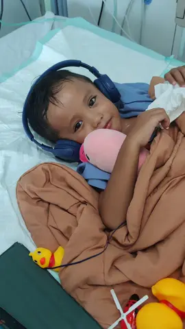 Nak, jangan pernah hilang dari Bibir Indah mu senyum manis ini. karna Kamu adalah sumber kekuatan Mami. apapun yang terjadi kedepan nya, Mami akan selalu mendampingi setiap langkahmu. 17 hari di ICU sudah terlwati, semoga Kesembuhan adalah akhir dari segala perjuangan Kita Nak.