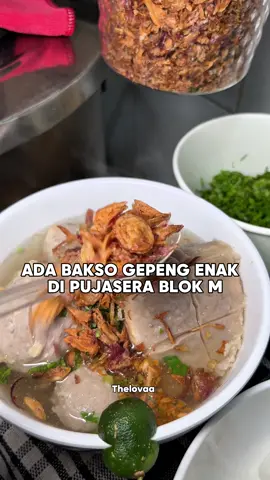 #KulinerBlokM Kali ini tentang perbaksoan ya guys kalo menurut gua bakso beningan aja enak berarti dia enak namanya @Baksogepengroxy  Tanpa dikasih saus dll emang udah enak bgt kuahnya  Dan gua fikir bakso gepeng model gini tu bakal mahal ya ternyata engga loh menu nya start 25ribu aja worth bangettt Cobain kalo lagi main ke Blok M yo✨