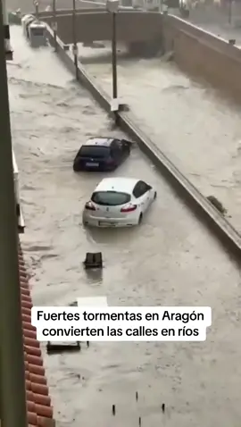 ⛈️ Fuertes tormentas en Aragón convierten las calles en ríos 📍 Especialmente en localidades como Tarazona (Zaragoza), una de las zonas más afectadas por las lluvias