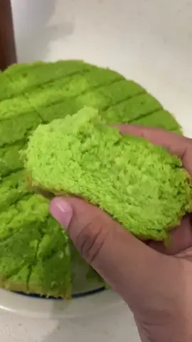 Bolu pandan jadul (yg ga lumer2 amat) 😋 #bolu #pandan #lumer #jadul #bandaaceh 