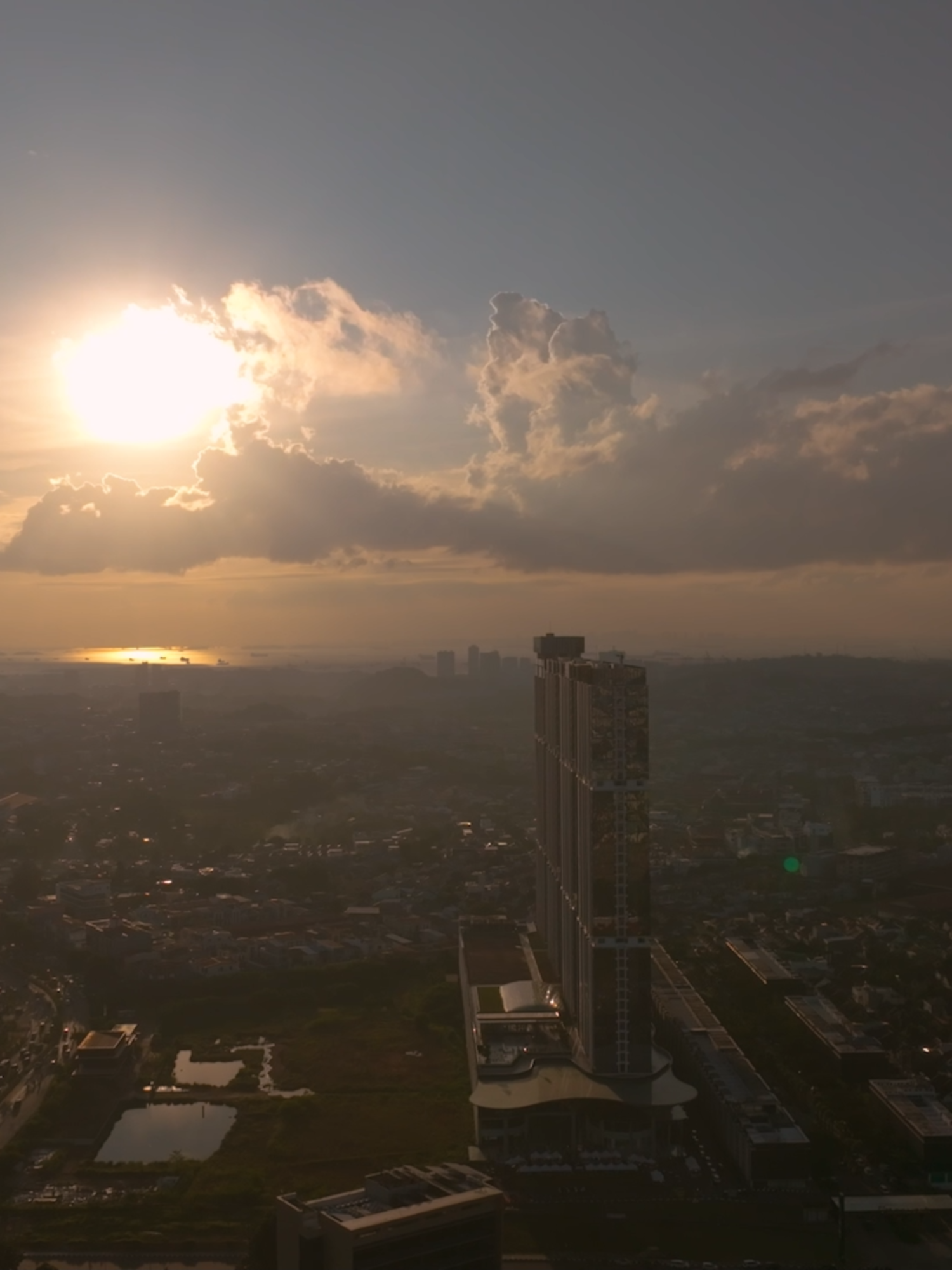 Pemandangan sunset @polluxhabibiemallbatam  backsound music: Canon In D by Alexpianistedj #polluxhabibie #landcape #sunset #sunsetvibes #batam 