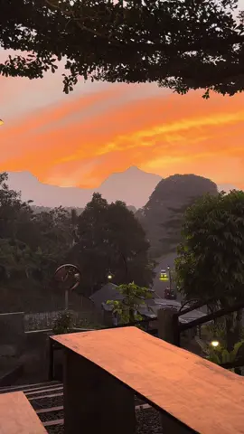 Sunset di sakka tuh cantiknya ga pernah gagal bikin jatuh cinta ✨ #tasikmalaya #cafetasik #kulinertasik #exploretasikmalaya #coffeeshoptasik #cisayong #sakkaid 
