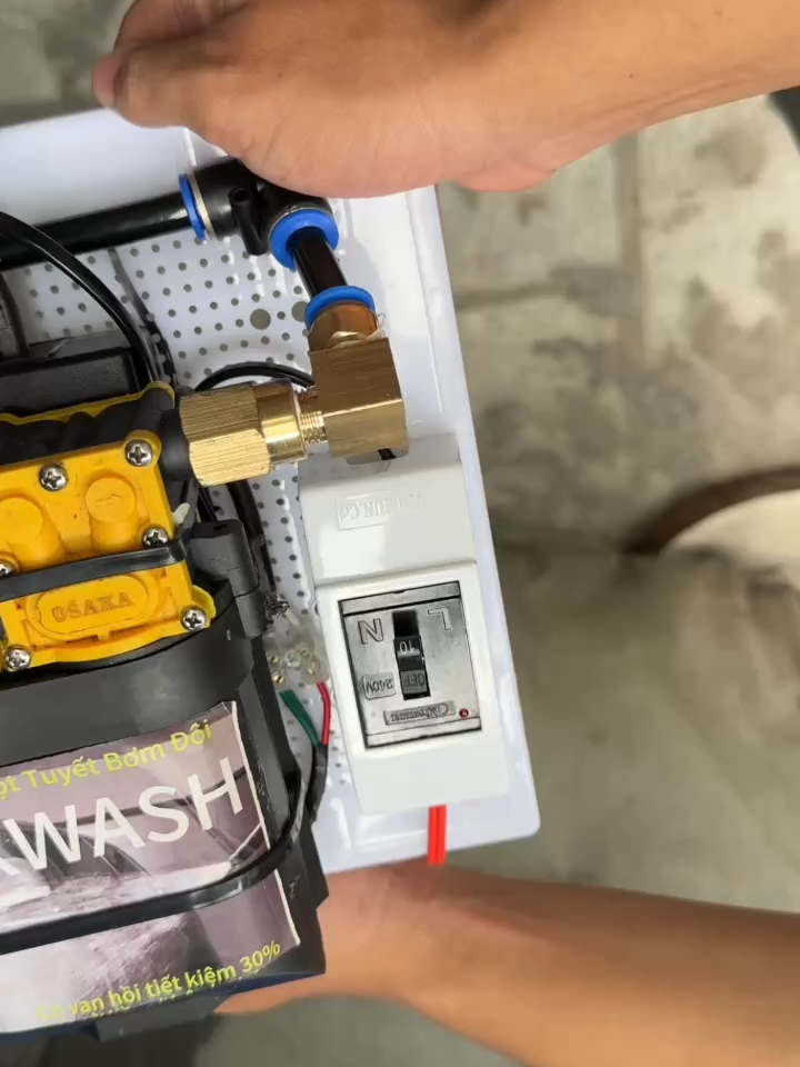 Máy tạo bọt tuyết bơm đôi TIKWASH thiết kế nhỏ gọn, có van hồi tiết kiệm 30%, rất phù hợp cho cả hộ gia đình lẫn tiệm rửa xe nhỏ. #ruaxe #tikwash #nuocruaxe #mayphunbottuyet