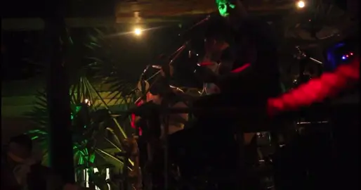 2016 Bùi Công Nam ngồi ôm đàn mộc mạc hát 