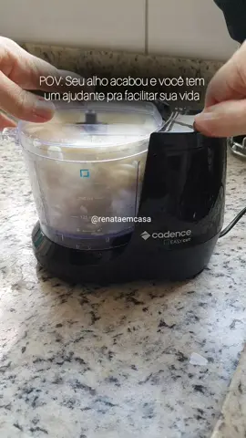 Chega de chorar cortando cebola e perder tempo picando tudo na mão! Esse mini processador da Cadence é o seu novo aliado na cozinha: prático, rápido e compacto. #MiniProcessadorCadence  #ProcessadorCadenceEasyCut  #ProcessadorDeAlhoCadence  #MiniProcessadorElétrico 