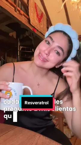 Resveratrol #suplementos #resveratrol #skincare #skintips 1.	Antioxidante poderoso Neutraliza los radicales libres que envejecen la piel. 2.	Previene el envejecimiento prematuro Protege el colágeno y la elastina, manteniendo la piel firme por más tiempo. 	3.	Ilumina la piel Ayuda a emparejar el tono y darle ese glow saludable. 	4.	Calma e hidrata Ideal para pieles sensibles o reactivas. Tiene efectos antiinflamatorios. 	5.	Apoya la regeneración celular Estimula la renovación de la piel, mejorando textura y apariencia. 	6.	Beneficios internos (si se toma como suplemento): Mejora la salud cardiovascular, protege el cerebro y tiene efectos antiinflamatorios generales.