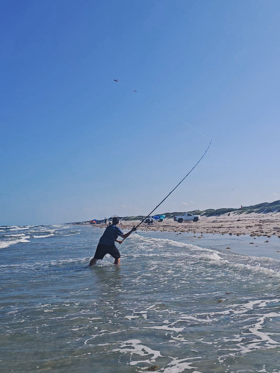 long casting into the beautiful blue ♥️🌊🎣🤙🏼 #surffishing #beachfishing #saltwaterfishing #longcasting #pendulumcasting #corpuschristifishing 