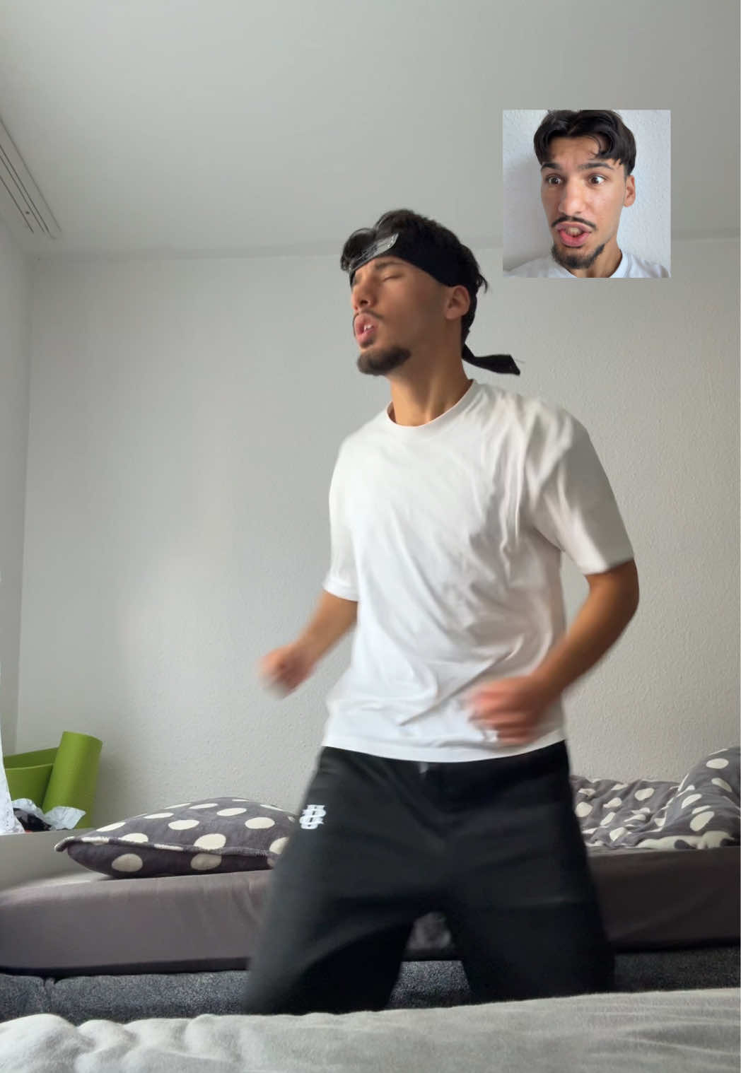 Ist das euch auch mal passiert ? #schlafwandeln #schlafparalyse #kamera #fyp #fürdich 