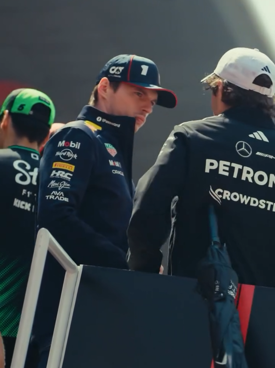 👀 Max Verstappen conversando com o pequeno Kimi… O que será que ele disse ali? Com tantos rumores no ar, será que vamos ver Max na Mercedes em 2026? A F1 nunca para de surpreender. 🏁🔥 #F1 #MaxVerstappen #KimiAntonelli #MercedesF1 #F12026 #Formula1 #F1Rumores #F1TikTok #VerstappenNaMercedes #Motorsport #F1Brasil #F1News