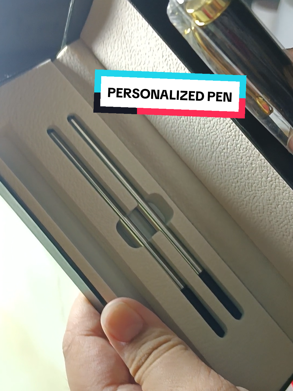 All time favorite choice lalo na kung medyo bigatin ang reregaluhan mo. Di ka nagkamali dito, bagkus magustuhan pa yan ng pagbibigyan mo. Proven ko na to. Get yours na rin. #personalizedpen #valuablegift  #personalizedgifts 