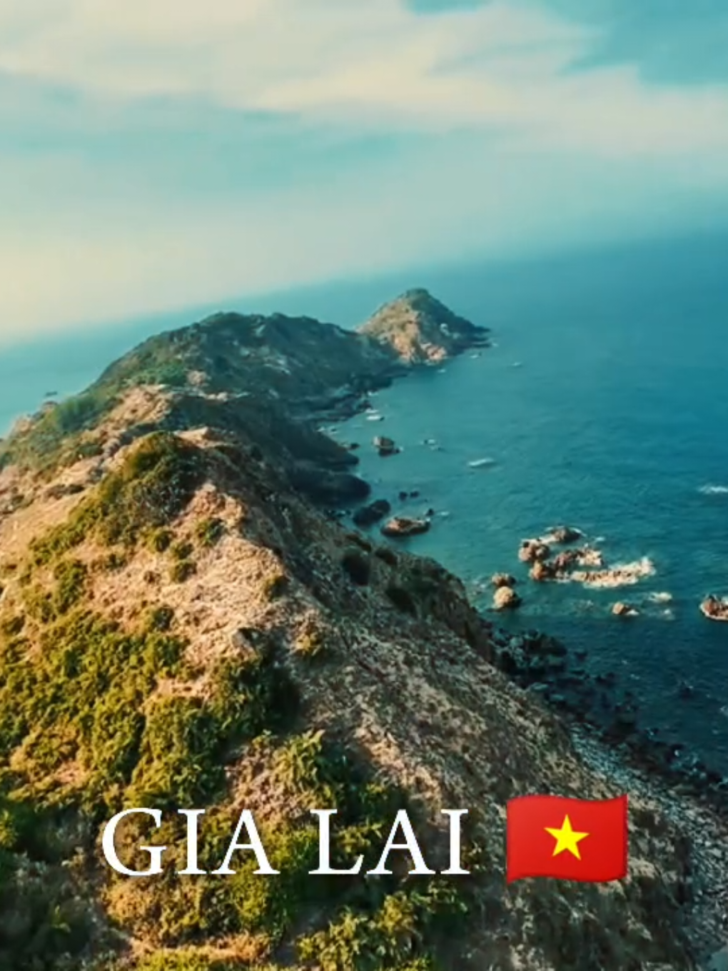 🌿 𝐆𝐈𝐀 𝐋𝐀𝐈 – MIỀN ĐẤT BIỂN NÚI GIAO HÒA, BẢN SẮC VĂN HÓA NGÀN NĂM 🏔️🌊 📍Sau sáp nhập, Gia Lai mở rộng địa giới, kết hợp vẻ đẹp đại ngàn hùng vĩ của Gia Lai cũ và biển trời Bình Định thơ mộng, tạo nên vùng đất đa dạng cảnh quan và đậm đà bản sắc miền Trung – Tây Nguyên. 🌊 Biển Kỳ Co – Eo Gió  – bãi biển cát trắng mịn, nước xanh như ngọc, nơi lý tưởng để tắm biển, lặn ngắm san hô và check-in tuyệt đẹp. 🏯 Thành cổ Đồ Bàn – Tháp Bánh Ít – di tích vương quốc Chăm Pa xưa, mang kiến trúc độc đáo và giá trị lịch sử quý giá. 🌊 Ghềnh Ráng – Tiên Sa – thắng cảnh gắn liền tên tuổi thi sĩ Hàn Mặc Tử, nổi bật với bãi đá trứng và cảnh hoàng hôn lãng mạn. 🌋 Núi lửa Chư Đăng Ya – miệng núi lửa hình phễu tuyệt đẹp, mùa hoa dã quỳ vàng rực mỗi cuối năm, điểm check-in đặc trưng của Gia Lai. 🌳 Biển Hồ Pleiku – “đôi mắt Pleiku” xanh biếc giữa núi rừng, nơi lý tưởng để tận hưởng không khí trong lành và ngắm mặt hồ lặng soi mây trời. ⛩️ Chùa Minh Thành – công trình Phật giáo nổi bật bậc nhất phố núi, kiến trúc Nhật Bản – Trung Hoa kết hợp, không gian thanh tịnh và uy nghiêm. 🎍 Làng nghề rượu Bàu Đá – Bình Định – nơi sản xuất rượu nổi tiếng nức danh miền Trung với hương vị nồng nàn, đậm bản sắc. 🍲 Về Gia Lai hôm nay, bạn sẽ được thưởng thức: phở khô Gia Lai, bánh ít lá gai, bún chả cá Quy Nhơn, cơm lam gà nướng, rượu Bàu Đá, hương vị dung dị mà khó quên. 🎎 Miền đất mới còn lưu giữ nhiều lễ hội đặc sắc: lễ hội cồng chiêng Tây Nguyên, lễ hội đua thuyền Đầm Thị Nại, lễ hội mừng lúa mới, phản ánh đời sống phong phú của đồng bào Kinh – Chăm – Gia Rai – Ba Na. #gialai #binhdinh #vbeetravel  --------------- ☀ --------------- 𝐕𝐁𝐄𝐄 𝐓𝐑𝐀𝐕𝐄𝐋 - 𝐎𝐧𝐠 𝐊𝐡𝐚́𝐦 𝐏𝐡𝐚́, 𝐁𝐚̣𝐧 𝐓𝐫𝐚̉𝐢 𝐍𝐠𝐡𝐢𝐞̣̂𝐦 📍𝐀𝐝𝐝: 𝐒𝐨̂́ 𝐧𝐡𝐚̀ 𝟐𝟎, 𝐧𝐠𝐚́𝐜𝐡 𝟐/𝟓, 𝐧𝐠𝐨̃ 𝟑𝟗𝟕 𝐏𝐡𝐚̣𝐦 𝐕𝐚̆𝐧 Đ𝐨̂̀𝐧𝐠, 𝐩𝐡𝐮̛𝐨̛̀𝐧𝐠 𝐗𝐮𝐚̂𝐧 Đ𝐢̉𝐧𝐡 , 𝐓𝐏.𝐇𝐚̀ 𝐍𝐨̣̂𝐢 ☎️𝐇𝐨𝐭𝐥𝐢𝐧𝐞: 𝟎𝟑𝟔𝟖 𝟒𝟕𝟕 𝟔𝟔𝟔. 📩 𝐢𝐧𝐟𝐨@𝐯𝐛𝐞𝐞𝐭𝐫𝐚𝐯𝐞𝐥.𝐜𝐨𝐦.𝐯𝐧