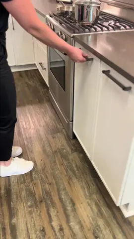 Luxury looks good in your kitchen 😍 Stainless-steel utensil bins, flexible cutting mats, a flex-rod knife block, BLUM soft-close slides and a lower storage shelf? The 448KB Series is the upgrade you and your base cabinet deserve 😉 #revashelf