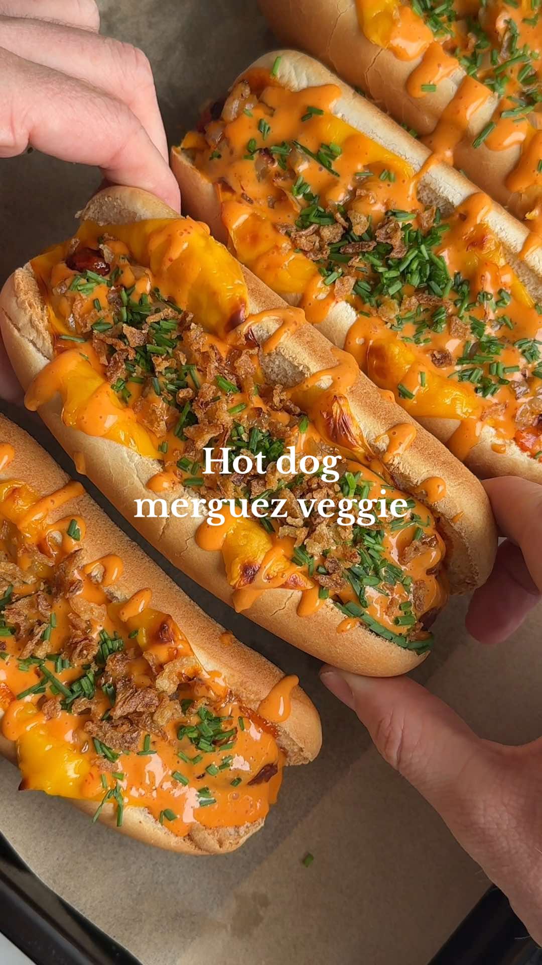 Qui va tester ces hot dog à la vegguez @Carrefour France ?! 🌭🌱👀 J’te jure tu vas te régaler !!  Pour réaliser cette recette tu auras besoin de :  •Vegguez végétales Carrefour France 🌱 •Pain à hot dog 🌭  •1 oignon 🧅  •Tranches de cheddar 🧀  Pour la sauce algérienne 🌶️🥵 •250g de mayonnaise 🌻  •1/2 c.à café de cumin 😋 •1/2 c.à café d’ail en poudre 🧄  •2 c.à soupe de coriandre 🌿  •1/2 c.à café de sucre 🤤 •1 c.à soupe de concentré de tomate 🍅  •1 c.à soupe de harissa 🌶️  •1/2 citron jaune 🍋  Bon appétit les amis 🫶 *Collaboration commerciale rémunérée