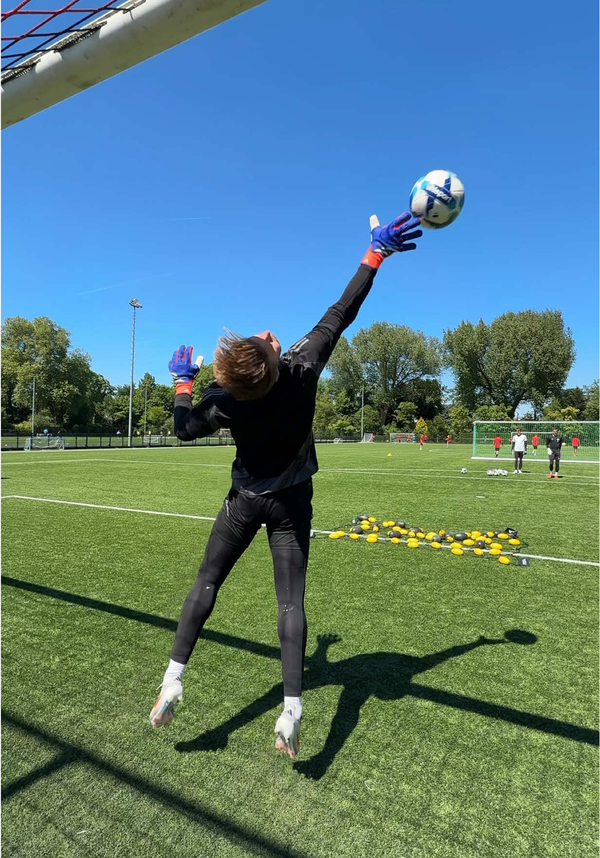 Fast reactions at Excelsior ⚡️ @joevds #goalkeeper #goalkeepers #goalkeepertraining 