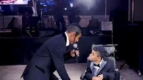 الفنان دانييل الزنداني.. من يهود اليمن يغني من أعماق قلبه داعيا بالشفاء لأخيه المعاق … صوت بمذاق الوجع و الحب… أبكى به قلوب الحاضرين قبل عيونهم