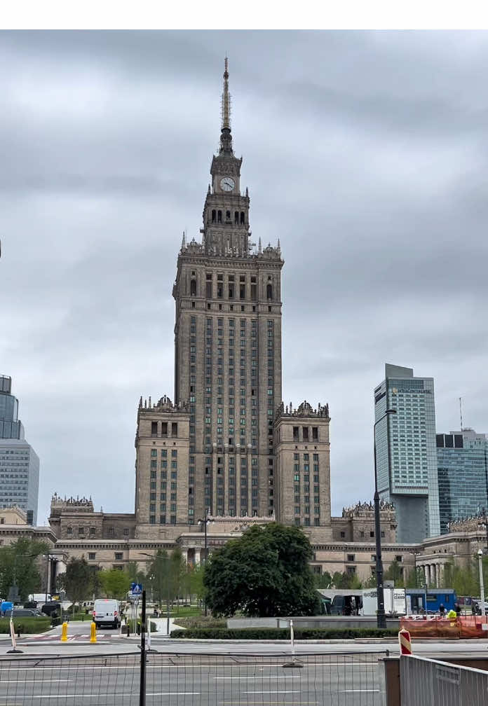 Warszawa❤️‍🩹💋 #warszawa #warsaw #poland🇵🇱 #fyp #warszawacentrum #viral #elbruso #europa #europe #rge #warszawa_poland #travel #polska #stolica #skyscraper #польша #варшава 