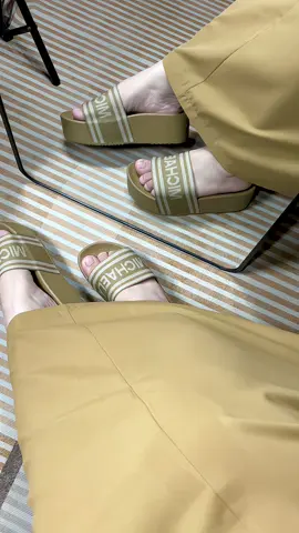 Grabe dika talaga mag sisi napaka ganda ng quality , omgg iloveee it so much 🔥😍🫶🏻🥹 #michaella #wedgesandals #sandals #michaella #fyp 