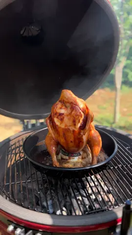 RedBro pile🔥 Kontakt za piletinu +381 64 1012 022 🔥Pečeno do savršenstva u Kamado roštilju. Spolja zlatno i hrskavo, iznutra sočno i aromatično – zahvaljujući sporom pečenju i idealnoj kontroli temperature. Keramika radi svoje, a svaki detalj je pažljivo ispraćen. #KamadoGrill #RedBroChicken #SlowCooked #BBQMastery #ProfessionalGrilling #FoodCraftsmanship