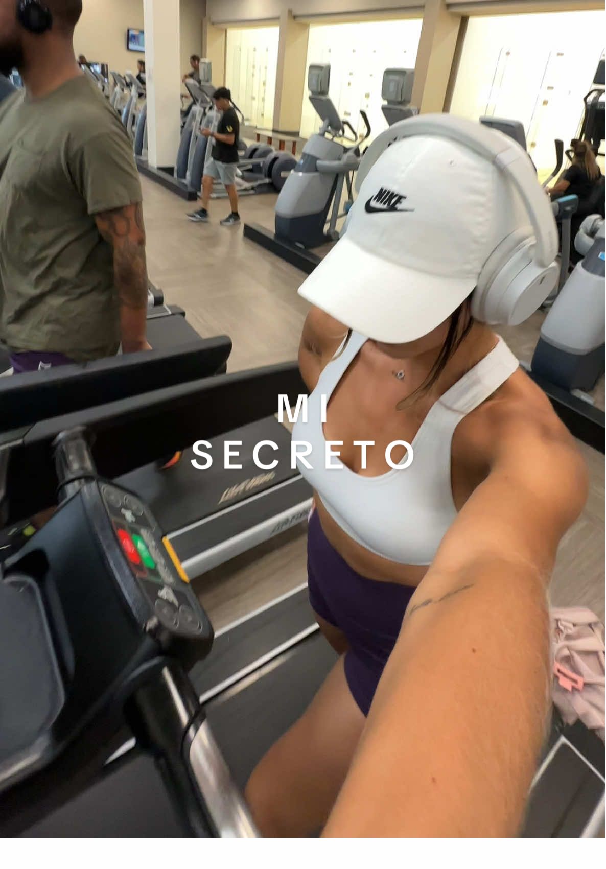 🔥 ¿Por qué quema más grasa la caminata inclinada? 	1.	Mayor esfuerzo muscular: Al caminar en inclinación, tus músculos —especialmente glúteos, isquiotibiales y pantorrillas— trabajan más. Este esfuerzo adicional aumenta el gasto calórico. 	2.	Zona de quema de grasa: Caminar en una inclinación (moderada) suele mantener tu ritmo cardíaco en una zona llamada “fat-burning zone” (zona de quema de grasa), que es ideal para oxidar grasa como fuente principal de energía. 	3.	Impacto más bajo que correr: Caminar (incluso inclinada) tiene menos impacto en las articulaciones que correr, por lo que puedes hacerlo por más tiempo sin tanto desgaste físico. #inclinewalk #fitnessmotivation #fitnesstips #fitsinestres #fittip #bienestar #healthylifestyle 