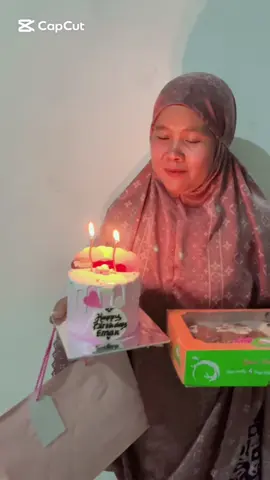 Barakallah fii umrik, Emak tercinta. Semoga Allah selalu memberkahi umur Emak, memberi kesehatan yang tak putus, rezeki yang lapang, dan kebahagiaan yang tak pernah hilang. Aamiin.@libraa🦦 