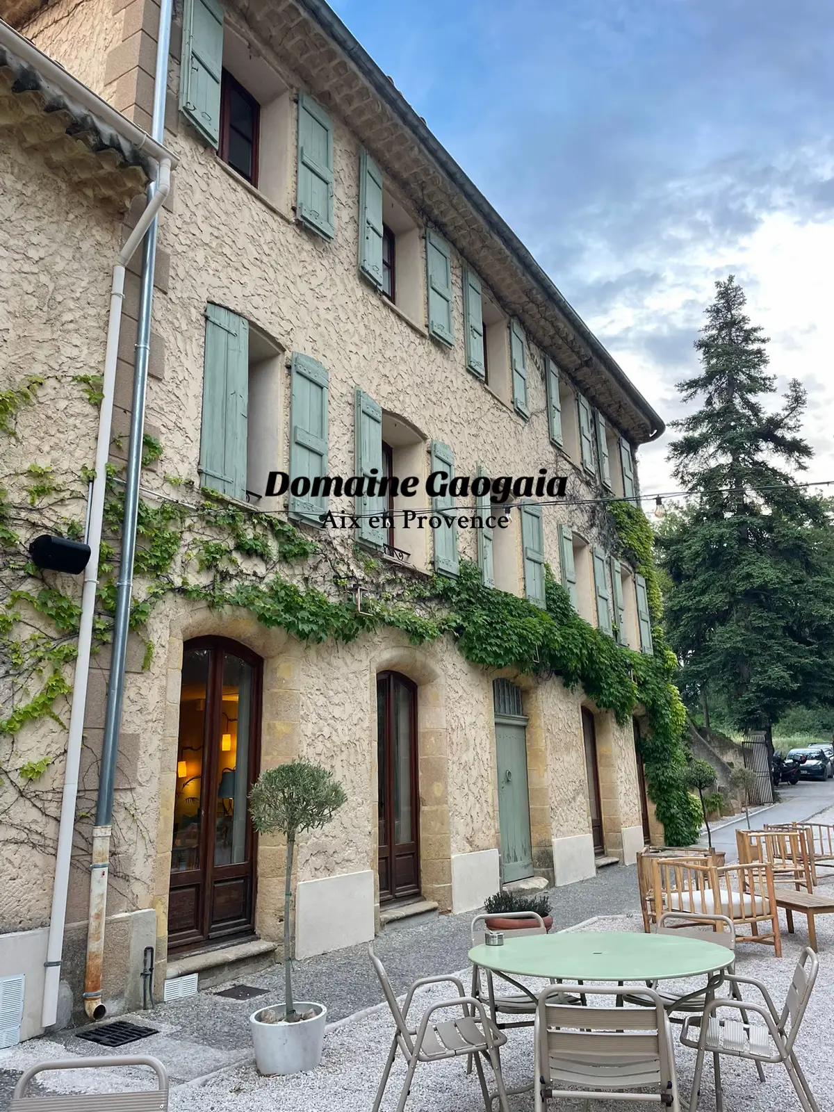 La vie en Provence c’est aussi ça : des lieux comme où le temps s’arrête ✨☀️   #aixenprovence #domainegaogaia  #adressesympa #sunsetvibes #aperoentreamis #provenceaddict #lifestylefr #spotapero