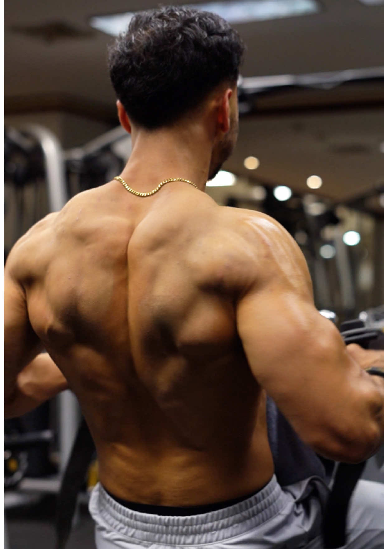 Don’t this mistake on your back workouts.  Your back needs 3 different angles for complete development.  1. Vertical pull (pick one)  -> pull ups, lat pulldown, pullover  2. Horizontal pull (pick one) -> barbell row, dumbbell row, machine row, cable row 3. Diagonal pull (pick one) -> face pulls, high to low cable/machine tow, high to low reverse fly #GymTok #workoutroutine #workoutplan #Fitness #musclegain #backworkout #backday 