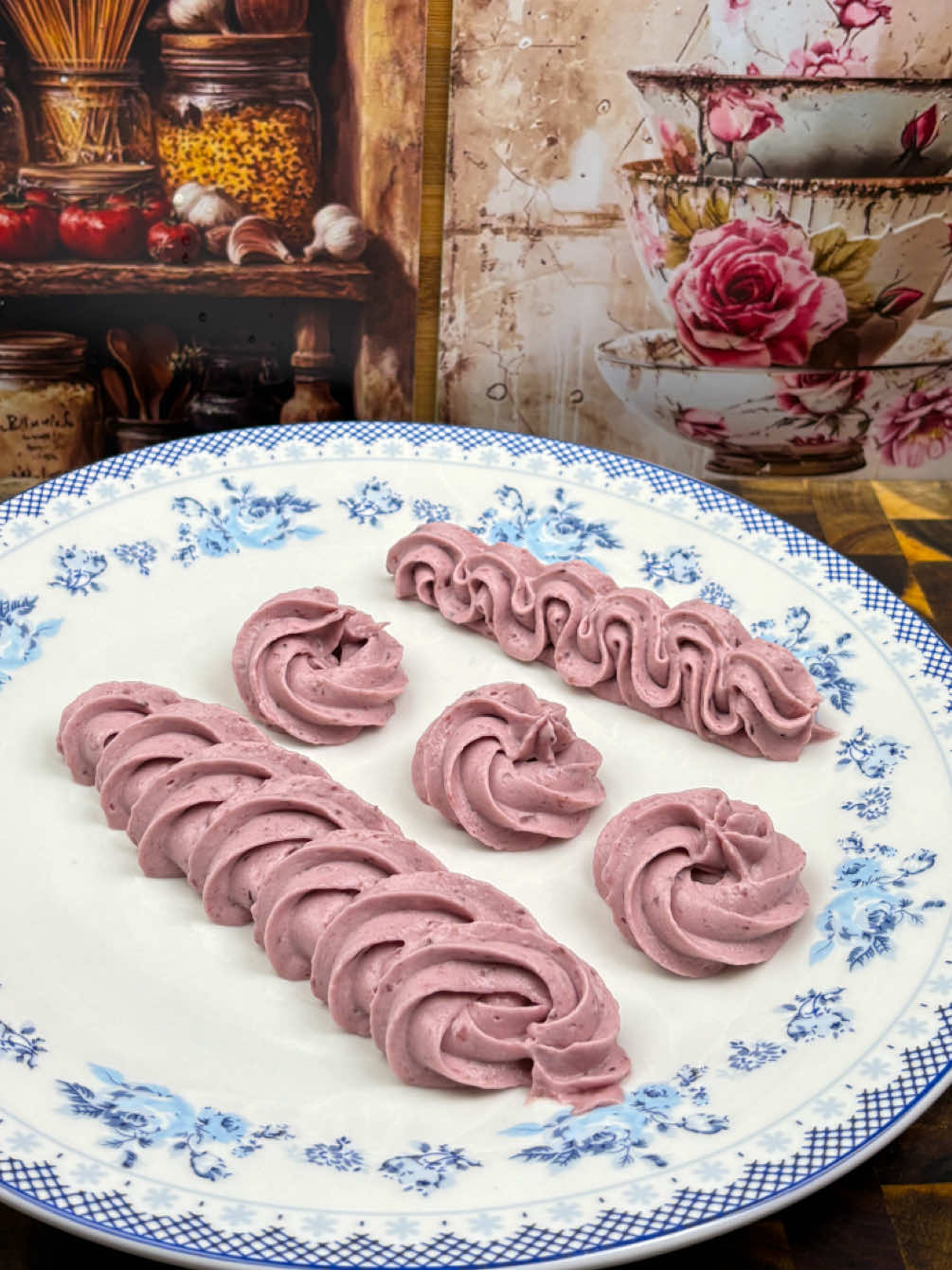 Crema de cirese pentru torturi sau prajituri. Reteta 300gr cirese 200ml apa 1 lingura amidon + 50ml apa 180ml frisca 4gr gelatina 100gr ciocolata alba 4 linguri zahar Cand este rece adaugati 150ml frisca