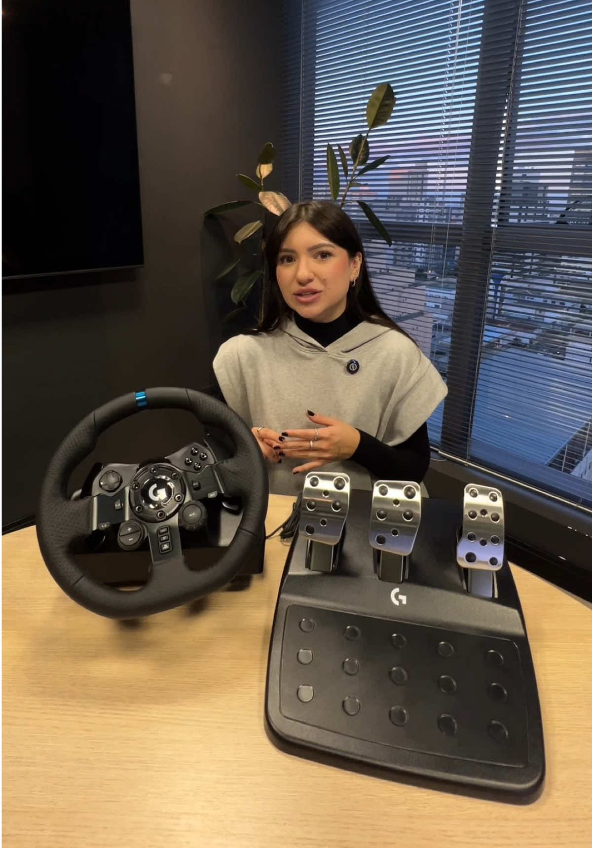 🎮 Quer elevar sua gameplay de corrida a outro nível? O Logitech G923 é o volante que entrega realismo, precisão e muita adrenalina! e é um dos favoritos entre os pilotos virtuais:  ✔️ Compatível com PS4 e PS5 – pronto pra rodar nos principais títulos de corrida, com suporte total  ✔️ Tecnologia TRUEFORCE – sistema de force feedback com resposta ultra-realista baseada nos dados do jogo em tempo real  ✔️ Acabamento premium – volante em metal escovado com revestimento em couro costurado à mão  ✔️ Pedaleira ajustável de 3 peças – com pedal de freio progressivo que simula pressão real  ✔️ Controles integrados no volante – tudo ao alcance dos dedos, pra você não perder o foco na pista  ✔️Rotação de até 900° – ideal pra simulação precisa em qualquer tipo de corrida  👉 O Logitech G923 é a escolha certa pra quem quer performance, imersão e controle absoluto no PS5. Garanta o seu agora na VAST Shop, com o melhor preço e entrega rápida direto dos EUA!  #LogitechG923 #VASTShop #SimRacing #VolanteGamer #PlayStation5 #CorridaNoPS5 #ImportadosEUA #TRUEFORCE #PiloteComEstilo