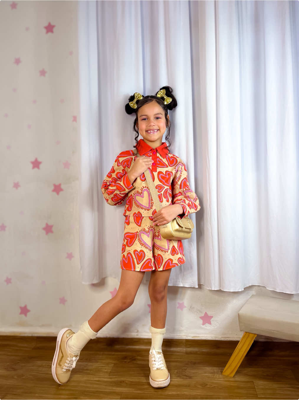 ✨* Um look cheio de charme e personalidade! O conjuntinho @malagahkids com estampa de corações é puro amor e estilo A Júlia ficou ainda mais linda com esse visual divertido e super fashion! E esse cabelo com laços dourados da @lacosdakaroloficial  Um show à parte! Tênis e bolsa @molekinha_oficial @Molekinha & Molekinho  #LookDoDia #MalagahKids #Modalnfantil #EstiloComAmor #CachinhosDaJúlia #FashionKids #LookColorido