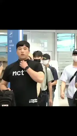 I admire the security guard, I wish everyone had one like him #kpop #security #monstax_17 