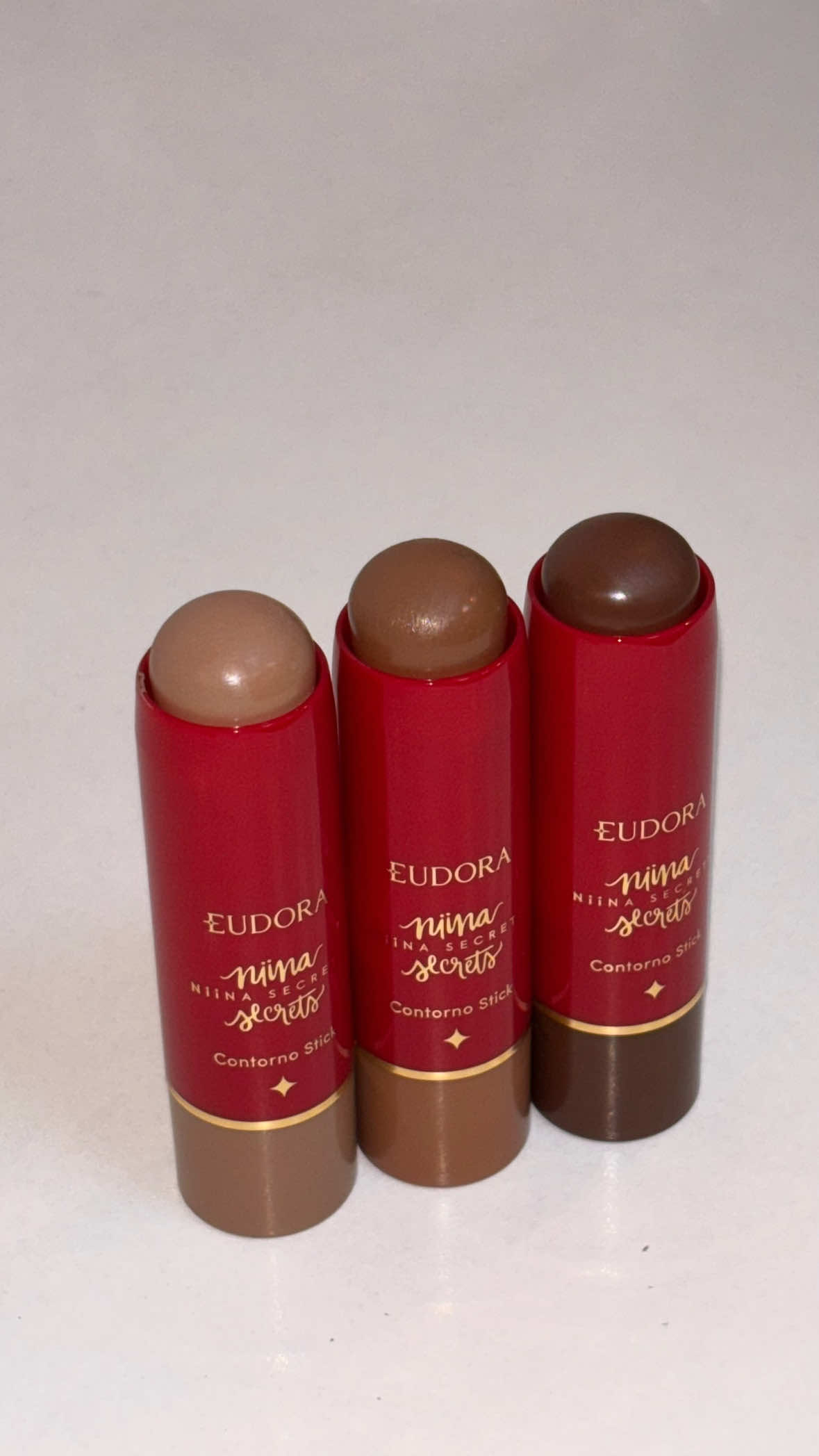 Novidade @NiinaSecrets  O novo Contorno Stick ✨ Cremoso, é considerado um bastão multifuncional. Possuem 3 cores naturais disponíveis e fáceis de esfumar.  Já teve a oportunidade de testar? 🤎  #ninasecrets #vb #vivabella #novidade #multifuncional #beleza #contorno