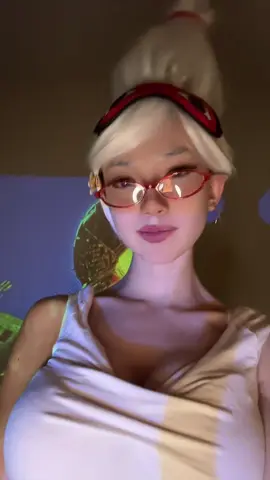 This is what she’s doing while everyone else is fighting for their lives  #dandadan #dandadanedit #grannyseiko #grannyseikocosplay #seikoayase #otonoke #crunchyrollawards #dandadancosplay #dandadanevileye #dandadanmovie #dandadanseason2 #dandadananime #okarun #jiji #momoayase #アニメ　#コスプレ #ダンダダン #ダンダダンコスプレ