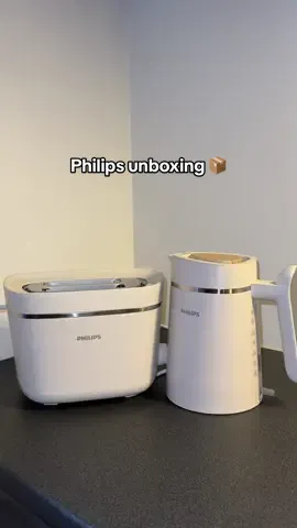 Een andere spannende aankoop als volwassene... een waterkoker en een broodrooster! 😄  Ik ben echt super blij met deze upgrade. Deze  zijn van de Philips 5000 Series Eco Conscious Edition, speciaal ontworpen voor een koelere planeet 🌍 @Philips Home Living Belgium  En goed nieuws: je kan ze ook kopen met ecocheques! 💚 @Krëfel  #unboxingasmr #ecobewust #ecocheques #keukengadgets #philips 