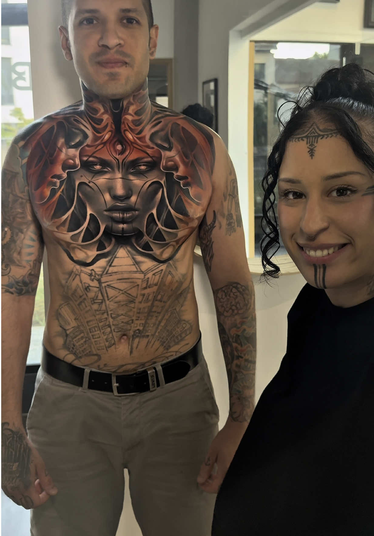 Je continue et je termine cet énorme tatouage sur un torse dans les 3 prochains jours! Je vous emmène avec moi et c’est partiiiiiiii 🥰✨ #Vlog #tatouage #chest #big #tattoo #letsgo #tattooartist 