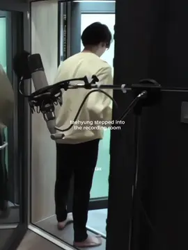 Only taehyung can sit on jungkook's lap 🤧 #taestax #taehyung #jungkook #taekook #bts 