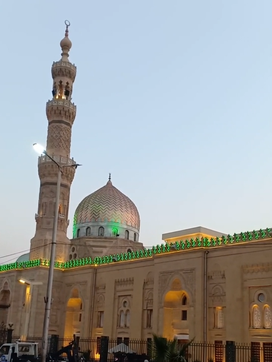 علي باب الست  أنسي همومي وأقضي الليالي  أحب آليا من ليالى عرسي ظمآن يا خمار هل زينب في الدار عقلي لها سمار سافر مع السواح. #السيدة_زينب_زهرة_الآل  #يا_بنت_الكرّار  #الشيخ_أيمن_هريدي💚🌿 