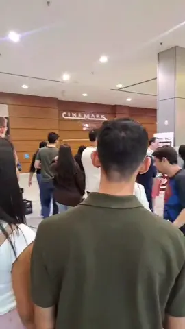 DESCASO NO CINEMARK SALVADOR SHOPPING HOJE DIA 12/07! Sessões canceladas por pane na rede de ares condicionados no 1º final de Superman. Ninguém foi avisado, fila gigante pra reembolso agora. Falta de manutenção e zero respeito com o público! @alojucatv  #cinemark #superman #caos #fyp