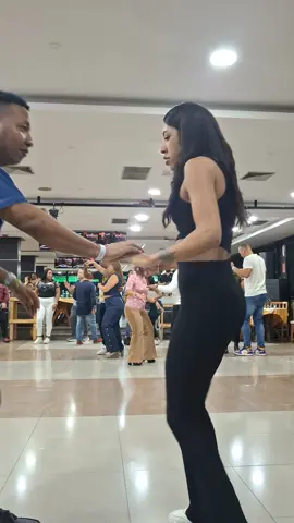 6:00 am y nosotros como si nada jajaja, amo la salsa 😍#venezolana #viralvideos # #flypシ #flyyyyyyyyyyyyy #hombres #salsa #guateque #titorojas 