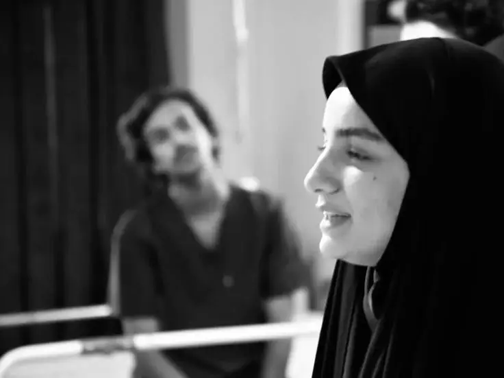 أهلي مايريدوني عَـلي  يريدون يزوجوني لسَجاد  _أششش اسكتي لاتخلين دمي يغلي بلزايد ماكو زواج لو اني اخذج لو الله  _تدري شنو الي غاثني  ؟   تدري شنو أصعب شي إنو أبوي، إلي المفروض يحضني نفس قبل  ديكون أول واحد يكسـرني  يريد يزوّجني غصب وأنا عايشه خوف مو طبيعي  كلشي ما يسمع كلشي ما يحس  أتمنى لو يوقف ويشوف بعيني، شلون دمعتي نازلة وشلون قلبي يريدك إنت بس ما يهمه كأنو حياتي مو إلَي، كأنو فرحتي ما تنحسب كلشي أريده من الدنيا إنو يحبني مثل ما أحبّه مو يقرّر مكاني، ويغصبني على سَـجاد ما أحبّه ما أريده يظلمني أريده يفهمني  بس حتى هالشي صار مستحيل _خلينه نخطب  !  أو نعقد  _حبيبي والله مو بيدي  لو الدنيا بيدي چنت ركضت وياك، وصرخـت بأعلى صوتي إني أحبك، بس أبوية غصبني على سَـجاد وأنا محبوسة بين الخوف وبينك مو لأن ما أريدك   لا بس لأن كلشي أقوى مني حتى صوتي حتى قراري إنت حبي وإنت راحتي بس أهلي يقررون وأنا ممنوعة حتى أحلم آني ضايعة، مو لأن ما أحبك، بس لأن خوفي صار أكثر من قوتي  _اريد انعل * لاتخليني اغلط حتى عليچ لج بابا ما انطيج اله لو تطلع نخلة براسه لـ * لاتخليني امضرط والدنيا المغرب وجاي يأذن  _اخطب ملاك اني ما افيدك  بقة ساكت وحَرك السياره  أحجـي وياه وهوَ ميرد بس يمشي سريع   _عَـلي الله يخليك وقف السياره موافقه نزوج بس وقفَها  _كلتي اخطب ملاك مو  _لاتخطبها اني موافقه والله بس وقف السياره حنسوي حادث والله  _نسوي حادث احسن من ما احد ياخذج مني  _عَـلي الله عليك وقفها  ساكَـت واني أحجي وماسكتت أبـد  _ > 