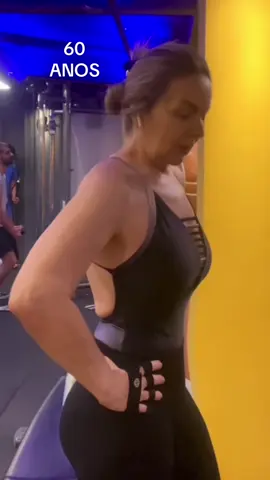 Tem gente que senta em cima da pança, com o dedo do mal, só pra comentar que minha barriga chapada é de plástica. 😏 Ontem eu mostrei que não tem cicatriz nenhuma. Nem de lipo, nem de abdominoplastia. O que tem aqui é 15 meses de constância, de treino, de dieta, de abdominal, de prancha, de cardio e de muito suador! 💪🔥 Mas né… sempre aparece uma pra reclamar: “Ai, ela tá encolhendo a barriga”, “Ela nem tá respirando!” 😂 Pois bem, hoje eu vim respirar… ASSOPRANDO! 💨👀 O povo não treina, mas o dedo pra criticar tá sempre em forma! 😅 Já mostrei tudo que podia (quase pelada), já mostrei que não tem corte, não tem filtro, e agora até assoprando eu tô! Ansiosa pro próximo comentário maldoso, pra ver qual vai ser o tema do meu próximo vídeo. Porque se tem uma coisa que eu tenho, além de disciplina, é paciência com gente recalcada. 😌 Se não quer acreditar que é possível conquistar resultado natural depois dos 50, o problema é seu. Eu vou continuar treinando, assoprando, rindo e inspirando! #60eNova #SemFiltroSemCirurgia #AbdômenNatural #TreinoComPropósito #MulheresReais #FocoForçaEFé #CorpoNatural #ChegaDeDesculpa #SemPhotoshop #TreinoComConstância