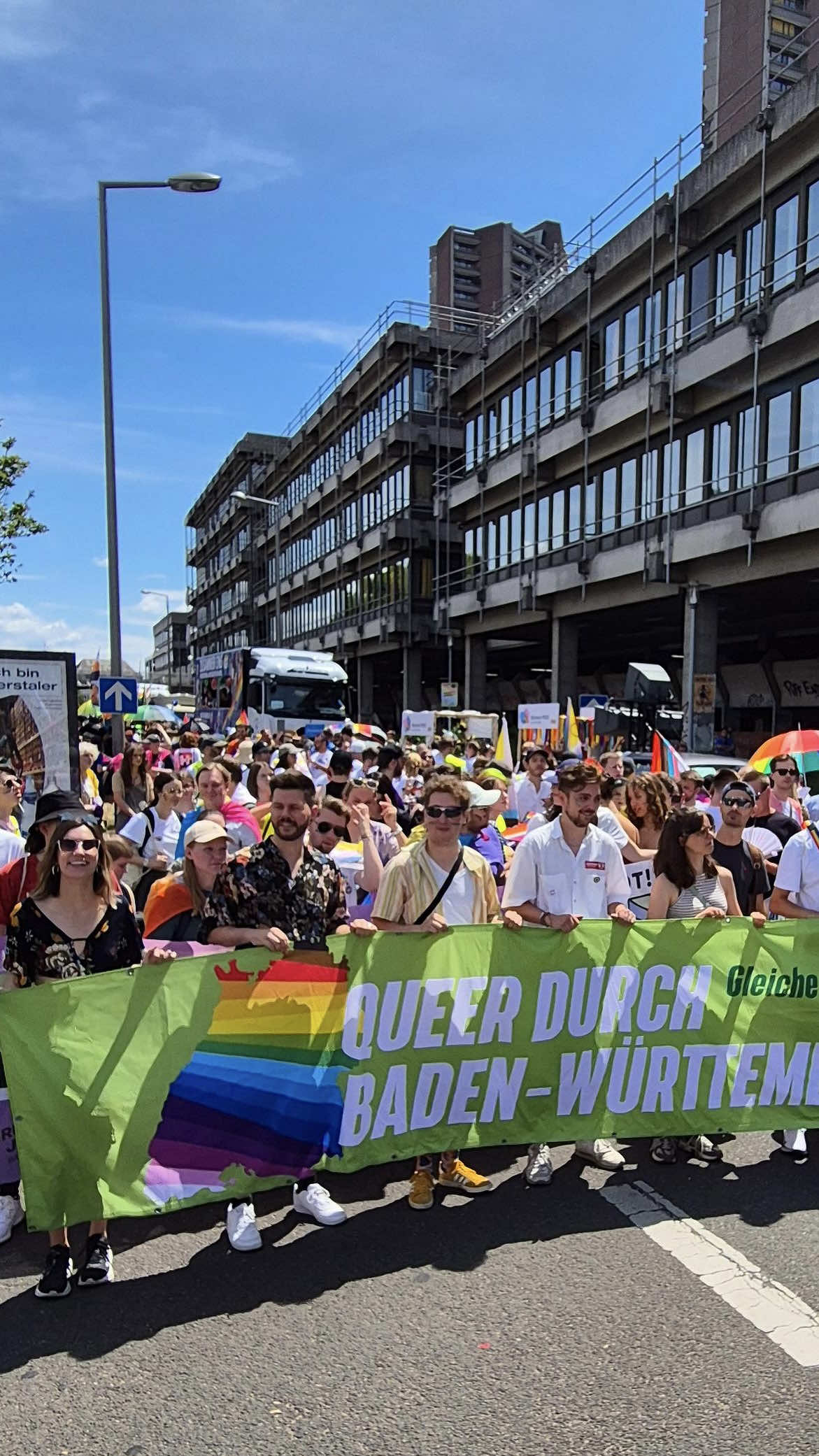 ✨Monnem Pride✨ Wir feiern queere Sichtbarkeit, Liebe und Vielfalt: Queeres Leben ist politisch. Denn während wir auf der Straße tanzen, nehmen queerfeindliche Straftaten seit Jahren zu. Diskriminierung, Ausgrenzung und Gewalt gehören für viele queere Menschen noch immer zum Alltag – auch hier in Mannheim. Deshalb fordern wir: mehr Schutz vor Hassgewalt, queersensible Bildung und mehr safe spaces – überall! Solidarisch. Antifaschistisch. Queerfeministisch. Jeden Tag. 🏳️‍🌈💚 #MonnemPride #Queer #queerinmannheim #Grüne #CSD #queer #gruenemannheim #Solidarität #mannheim 