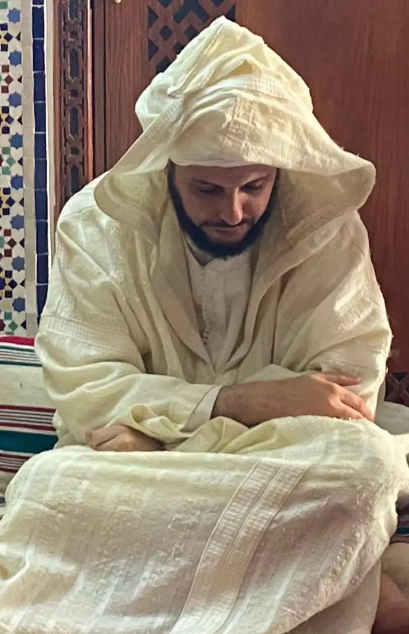 *﴿ أَلَا إِنَّ أَوْلِيَاءَ اللَّهِ لَا خَوْفٌ عَلَيْهِمْ وَلَا هُمْ يَحْزَنُونَ، الذين آمنوا وكانوا يتقون ﴾* *ولي الله:* ليس مجرد رجل صالح بل هو إنسان خاض بحر المجاهدة وتخلّى عن حضوض النفس وتحلّى بأنوار الصفات فتجلّى عليه نور القرب من حضرة الحق. *ومن علامات ولي الله:* • الاستقامة على الشرع • دوام الذكر والمراقبة • التواضع وستر الحال • لا يطلب الولاية ولا يدّعيها • همة عالية في السير إلى الله هذا ما رأيناه ولمسناه في صحبتنا لشيخنا الجليل سيدي ومولاي *{ محمد العربي الصمدي }* رضوان الله عليه *ولي الله إنسان محمّدي، جمع بين العلم بالله، والأدب مع الخلق، والذوبان في حضرة المحبوب، واستتر عن أعين الخلق، وظهر عند الله.* #الطريقة_الصمدية_المشيشية_الشاذلية  @الزاوية الصمدية الشاذلية  @Groupesamaatsm  @Zawia__samadia 