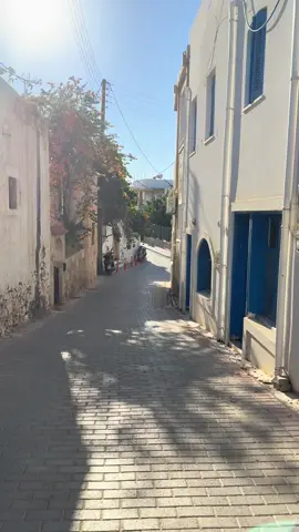 Rustige straatjes, zachte zon en die fijne sfeer in Koutouloufari. Momenten om even stil bij te staan. 🌿✨ #Koutouloufari #ZomerseVibes #Evensamen #Kreta #Crete #Travel #Greece #foryou #amazing 