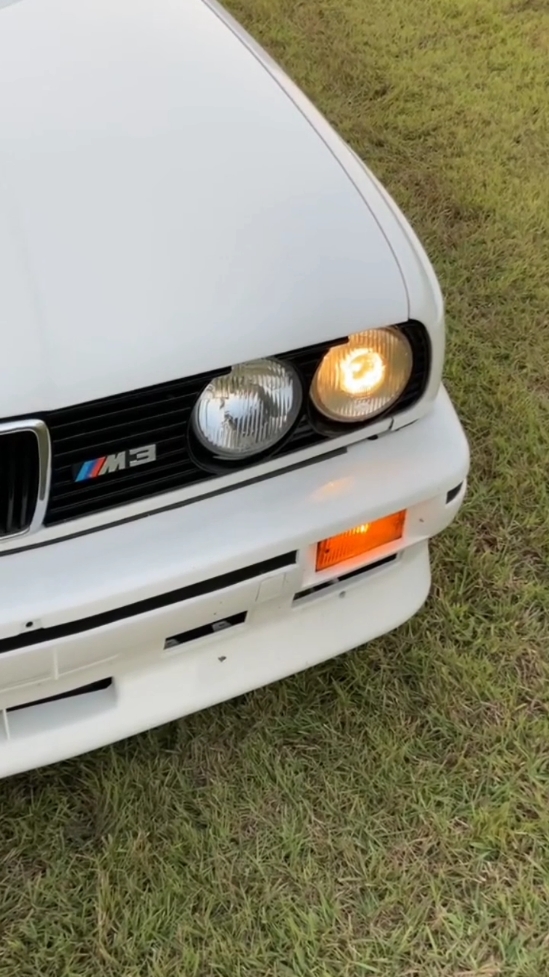 Check this classic white e30 and that sunset 🤍🌄 #e30 #bmw #carsoftiktok #bmwe30 #classicbmw 