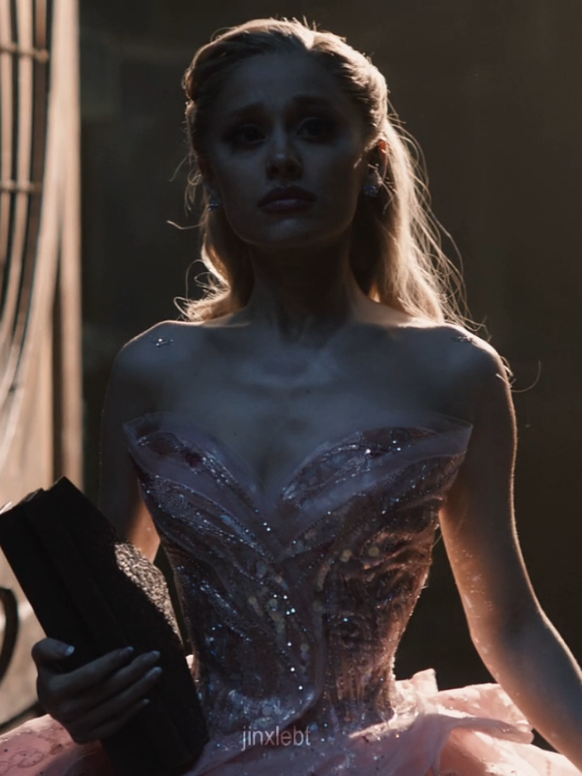 saw the wicked for good trailer in the cinema yesterday, it was so beautiful😔 i'll repost this if it flops btw i love wicked x hamilton so much u have no idea #glinda #elphaba #wicked #wickededit  sc @buterascp on insta @maj 🧟‍♀️ @sher @d ᖭི༏ᖫྀ @ducky 