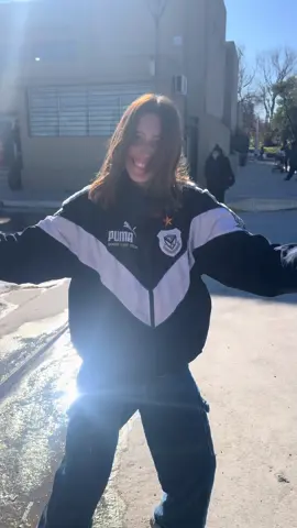 Este baile es de alegría de lograr sacar tu licencia de conducir en el segundo intento.  Ella es Zoe, del programa social “conduciendo oportunidades” que realizamos junto a Fundación Renault y la Cooperativa La Juanita 💖 y escuchen su nueva técnica para lograr estar tranquila en esta segunda oportunidad 🎵 Y ese abrazo final con su mamá, Leonor, también del programa.  Hoy ambas disfrutan de su licencia de conducir pero sobre todas las cosas del aprendizaje que deja todo este gran proceso 💖💖💖 #mujeresalvolante #licenciadeconducir