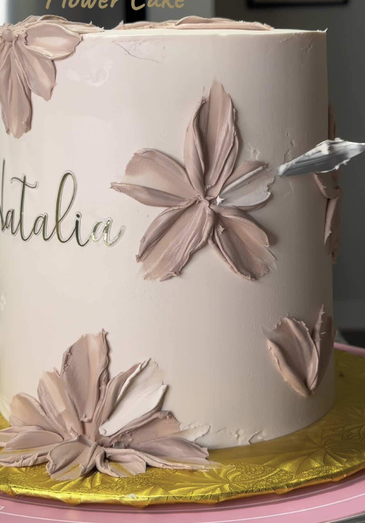 Esta torta está cubierta con ganache de chocolate en textura perfecta: firme, lisa y con un brillo sutil que realza cada detalle. Las flores, hechas con espátula, son simplemente soñadas, llenas de movimiento y profundidad. Mi secreto, todas parten de un punto central, y desde allí dejo que el pétalo se dibuje solo. Espero ese momento justo en que el ganache cede, y entonces proyecto el trazo con decisión. Es técnica, sí… pero también amor al arte! Saca el artista que llevas dentro y que cada torta que hagas sea la más bella de tu vida! #adrivana_scake #ganache #flower 