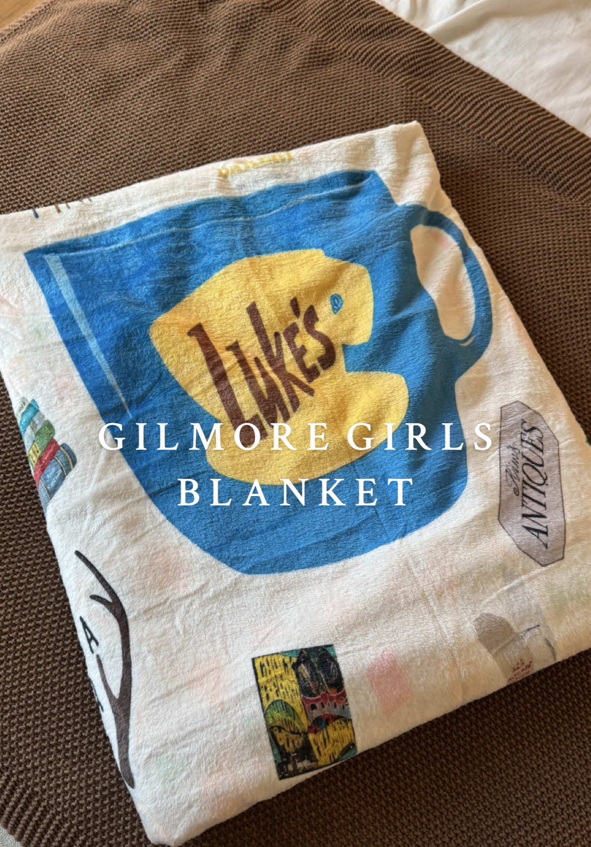 so cuteeee ☕️🥹 #gilmoregirls #gilmoregirlstiktok #iamanautumn #falliscoming #blanket #lukesdiner #rorygilmore #lorelaigilmore #dealsforyoudays #fyp #foryoupage #parati #autumnvibes #fallvibes #viralblanket 